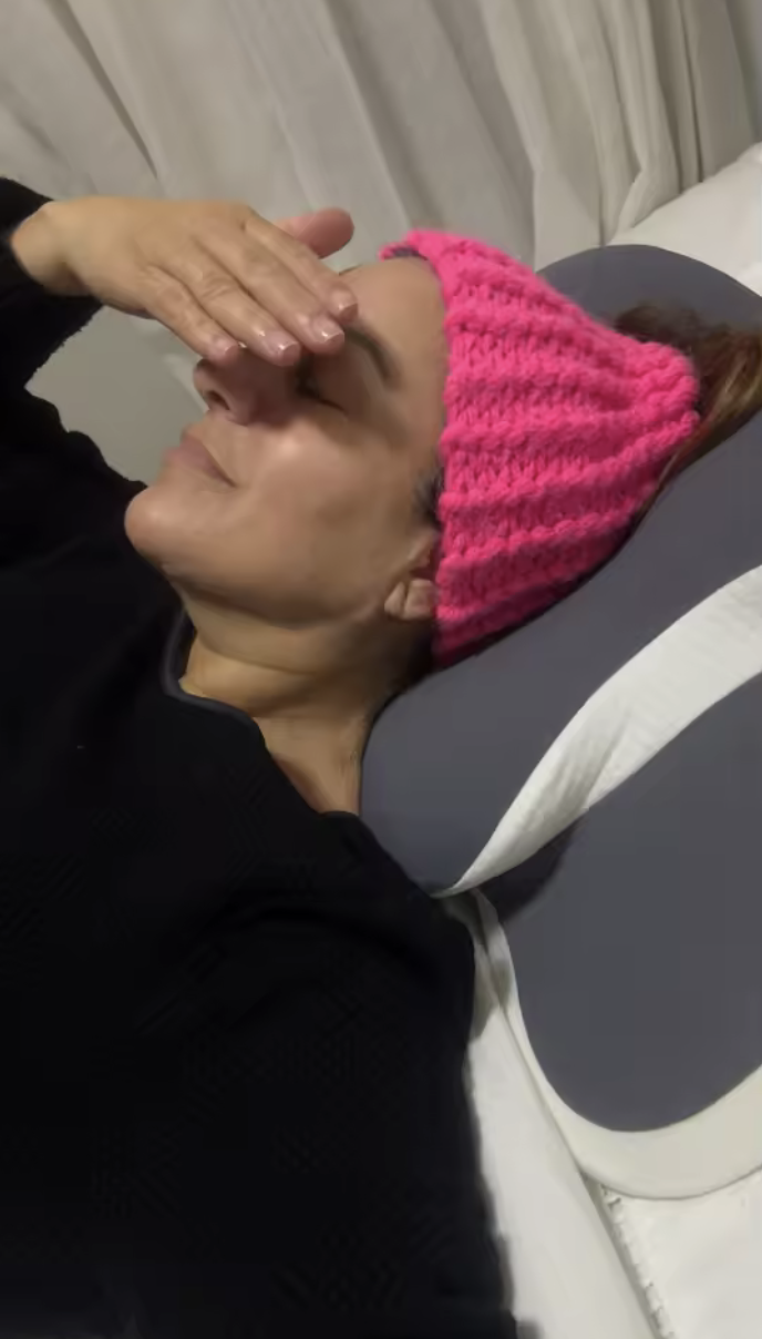 Cliente allongée sur le coussin cervical LUMORA Nuque — photo cliente