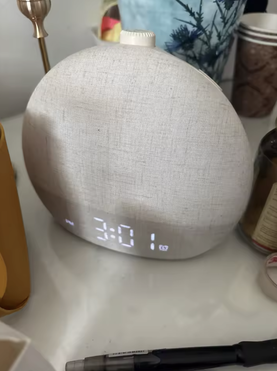 Réveil LUMORA Éveil posé sur une table de nuit — photo cliente